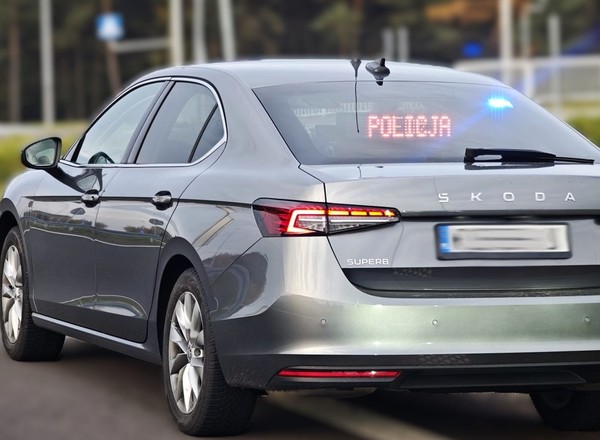 Zwróć uwagę na te szczegóły. Tak rozpoznasz nieoznakowany radiowóz