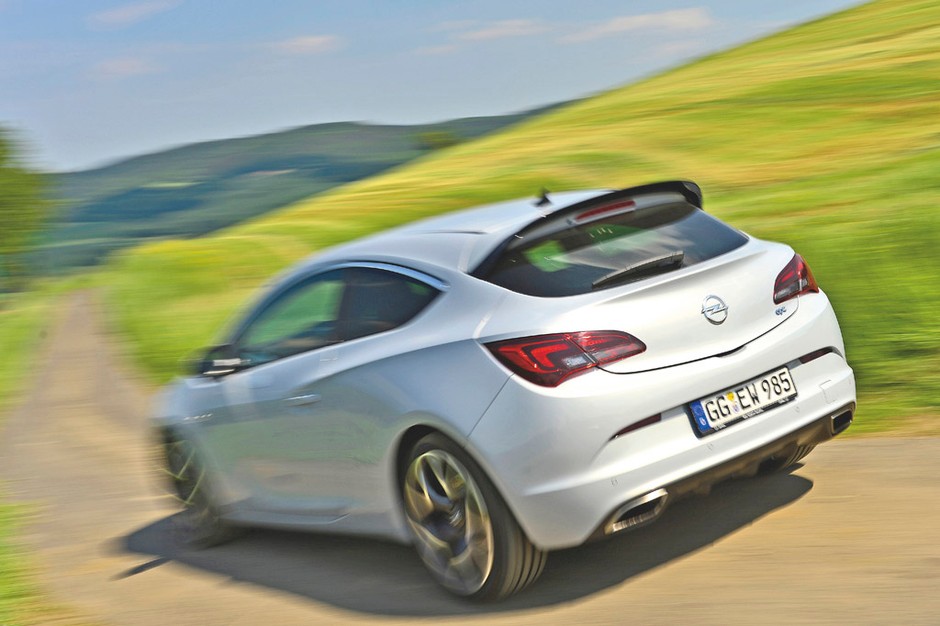 Astra OPC kontra Scirocco R: czy Opel pokona Volkswagena
