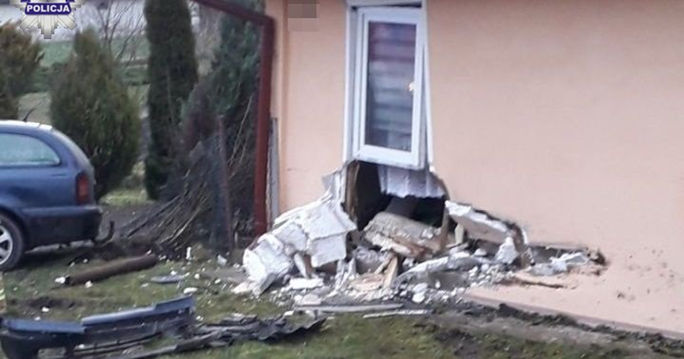 Dom w Strzyżowie. W ścianę wjechał samochód