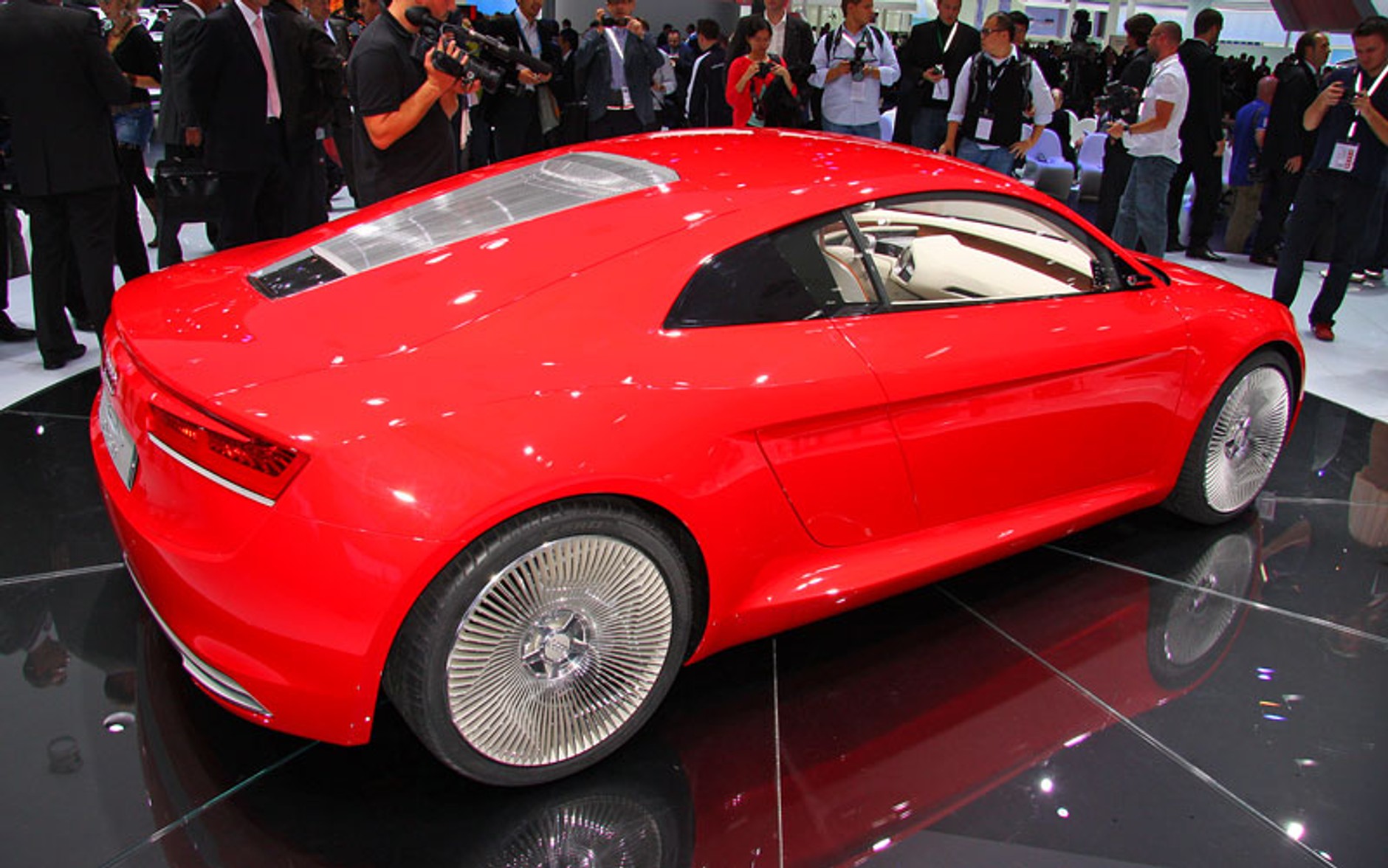 Audi e-tron: w sprzedaży od 2012