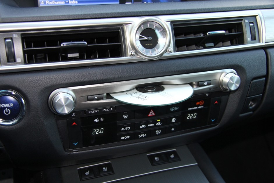Sprzęt Lexusa radzi sobie bez problemu także z nagrywanymi płytami CD-R. Można również korzystać z USB.