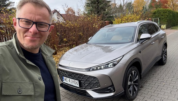 Chińskie hybrydowe SUV-y są coraz tańsze i jest ich coraz więcej. Kto chce sprzedać wersję benzynową, ten ma problem
