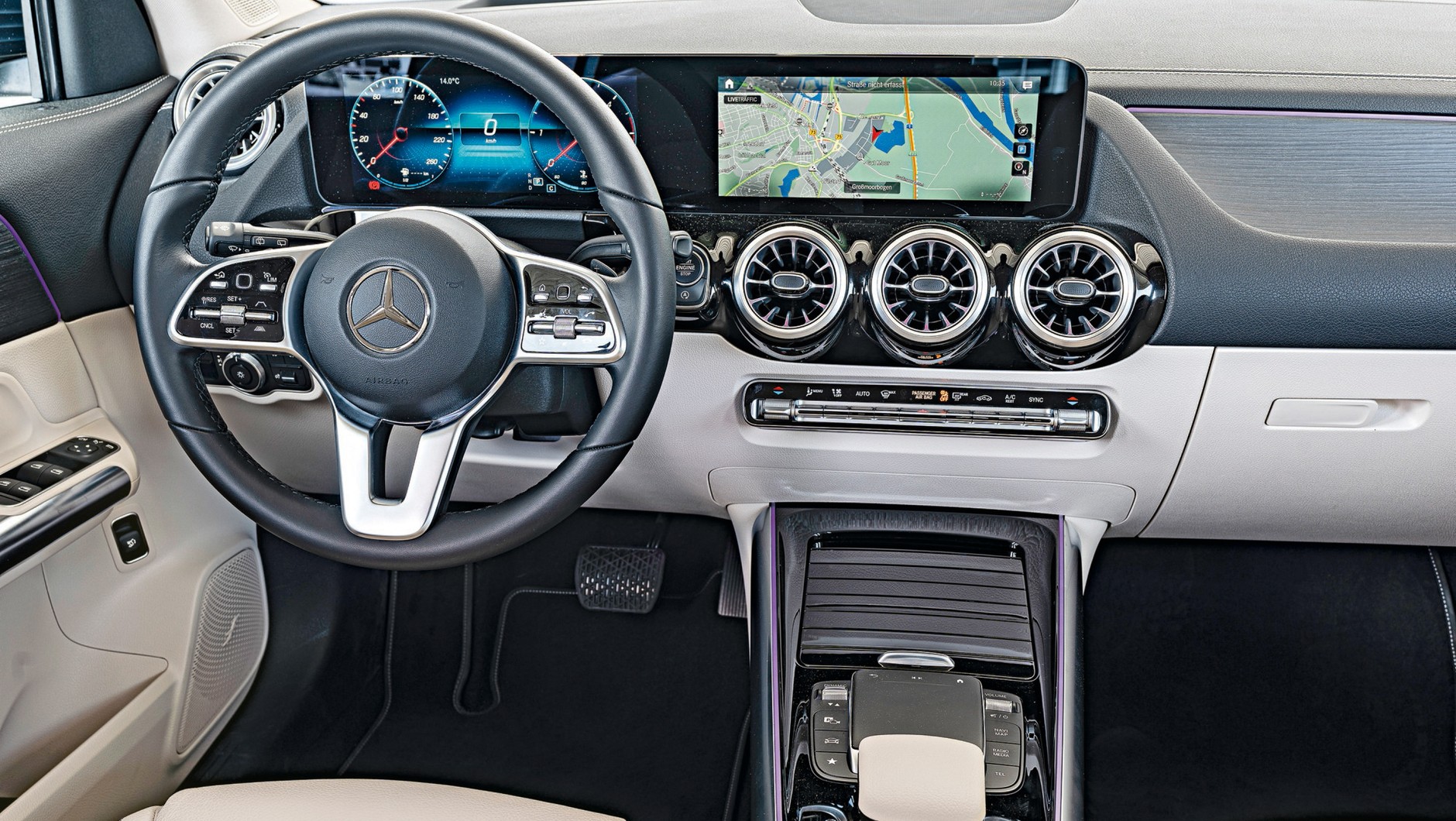 Mercedes GLA: eleganckie instrumenty, świetne multimedia.