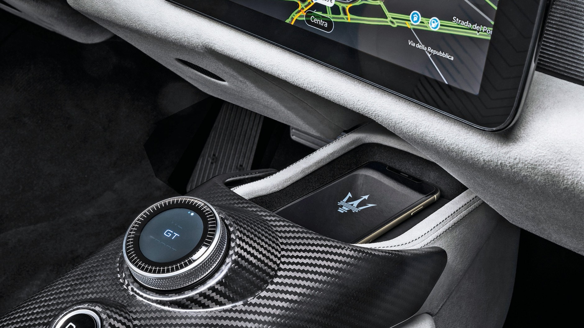 Pod ręką kierowcy: pokrętło wyboru trybu jazdy Maserati MC20 Cielo to centrala do zarządzania frajdą z prowadzenia