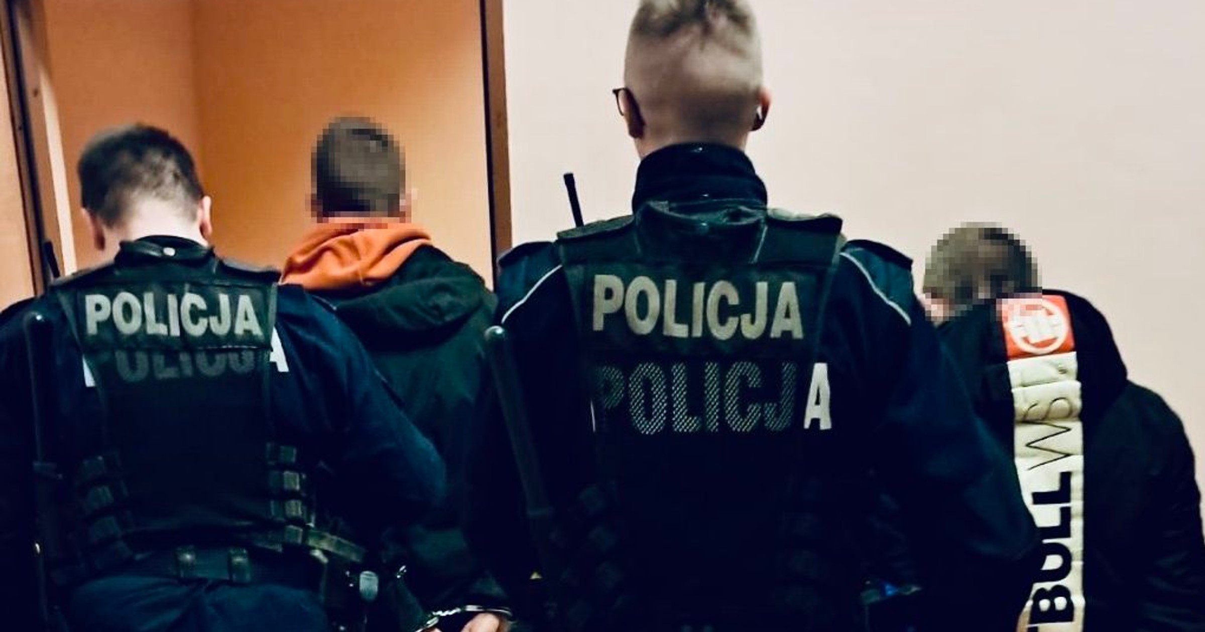 Policjanci od razu ich zauważyli. Ich zachowanie im nie umknęło