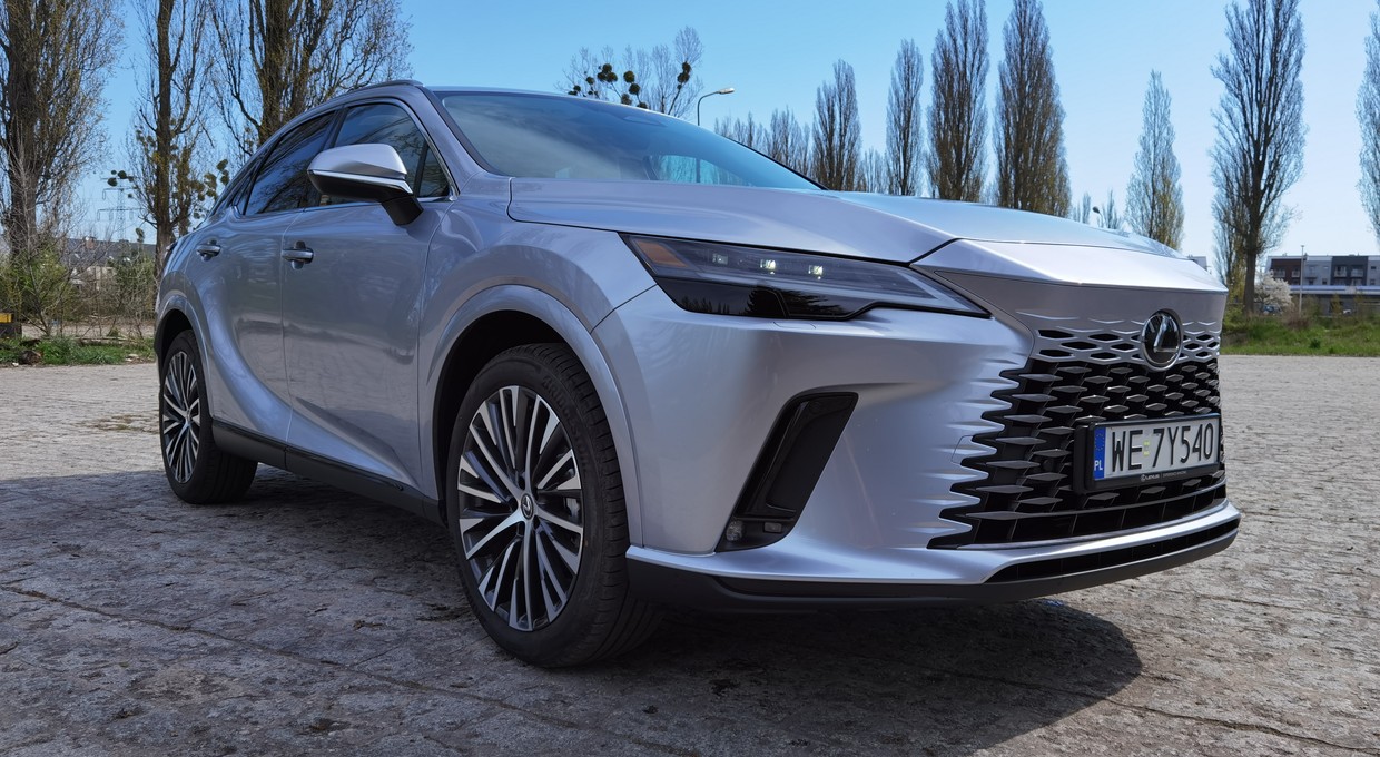 Lexus RX 350h. Podstawowa wersja silnikowa tego luksusowego SUV-a w zupełności wystarczy