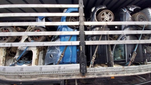 ITD uznała przewożone połówki samochodów i inne części za odpady