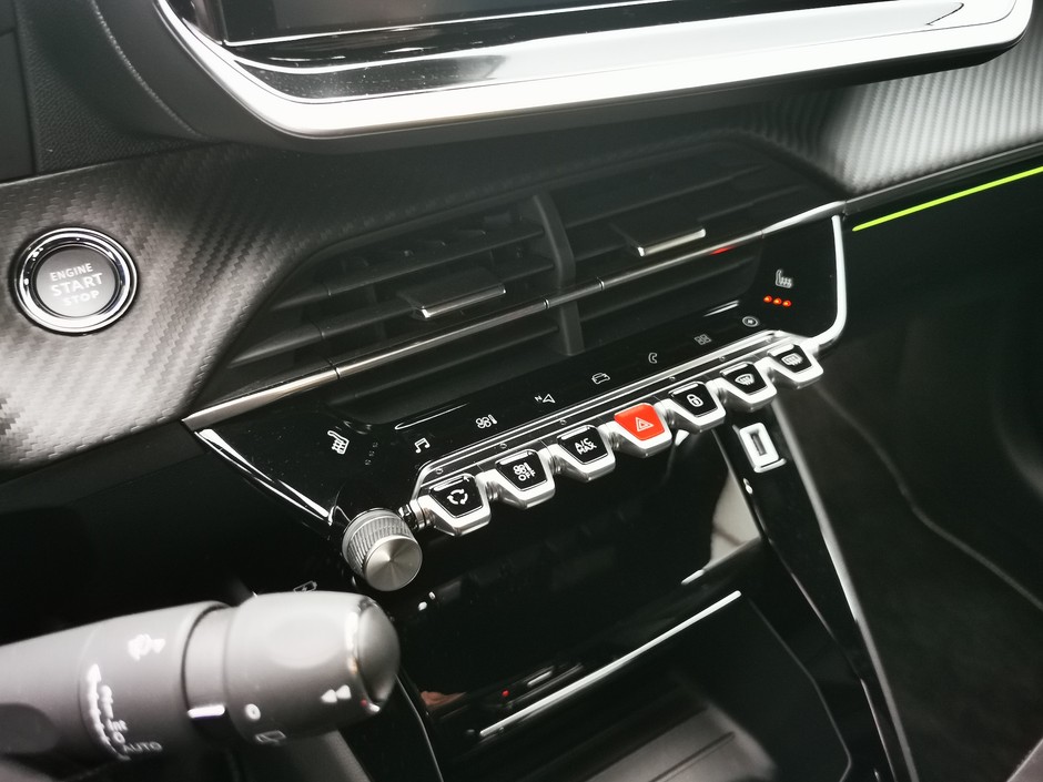 Peugeot e-208"