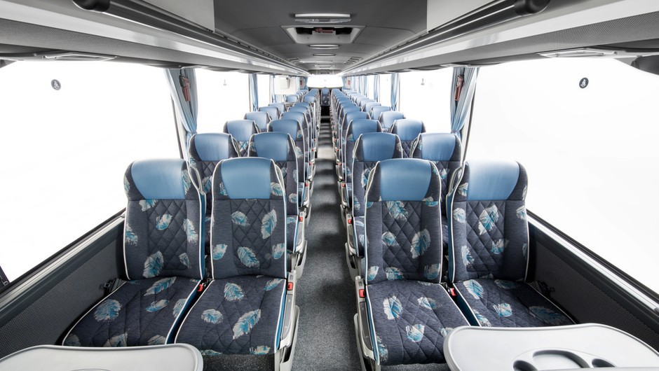 Mercedes Tourismo. Wnętrze wersji dla 57 osób