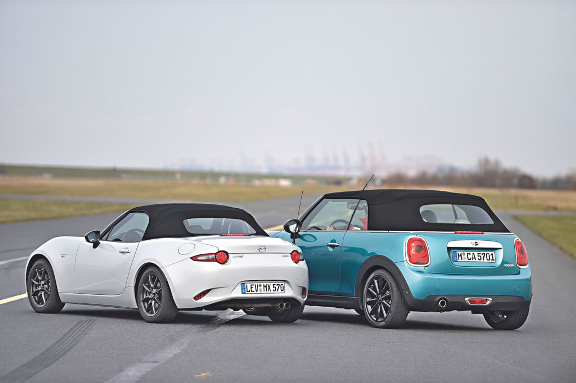 Mini Cooper Cabrio kontra Mazda MX-5 - kabriolety pełne radości