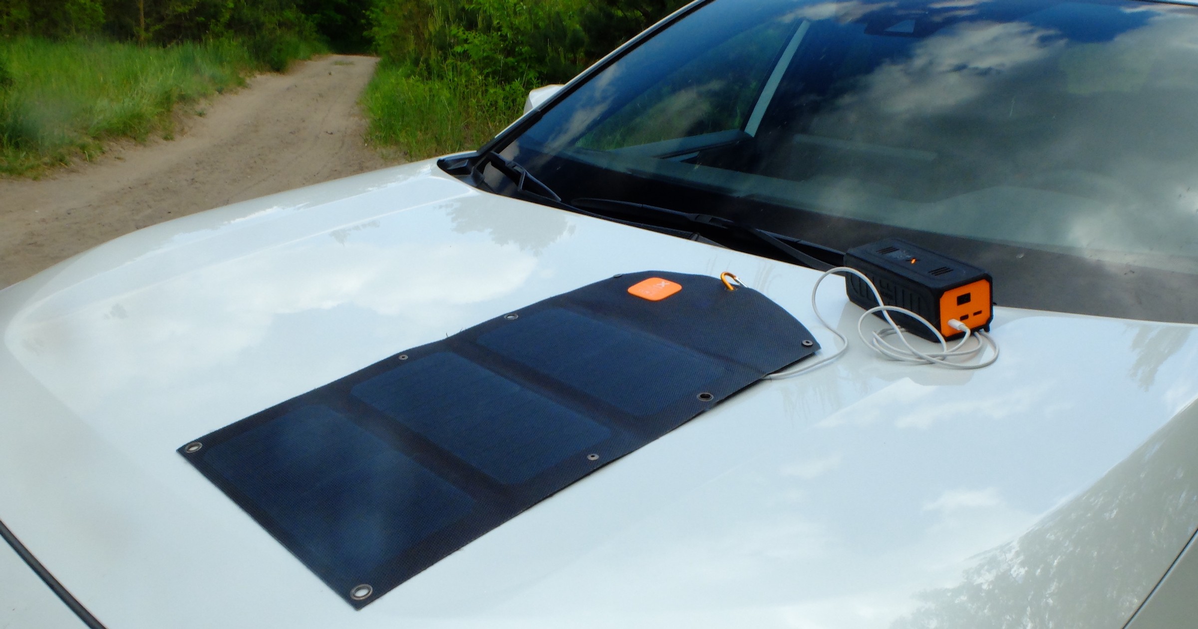 Przenośny panel solarny Xtorm o mocy 21W oraz powerbank Xtorm z przetwornicą 70W. Uwaga: w słoneczny dzień powerbank lepiej schować w cień. Sprzęt nie powinien być też pozostawiany na deszczu