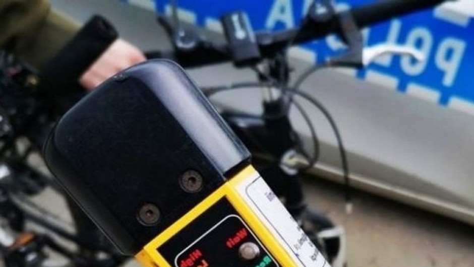 Policjanci zatrzymali rowerzystę. Był nie tylko pijany