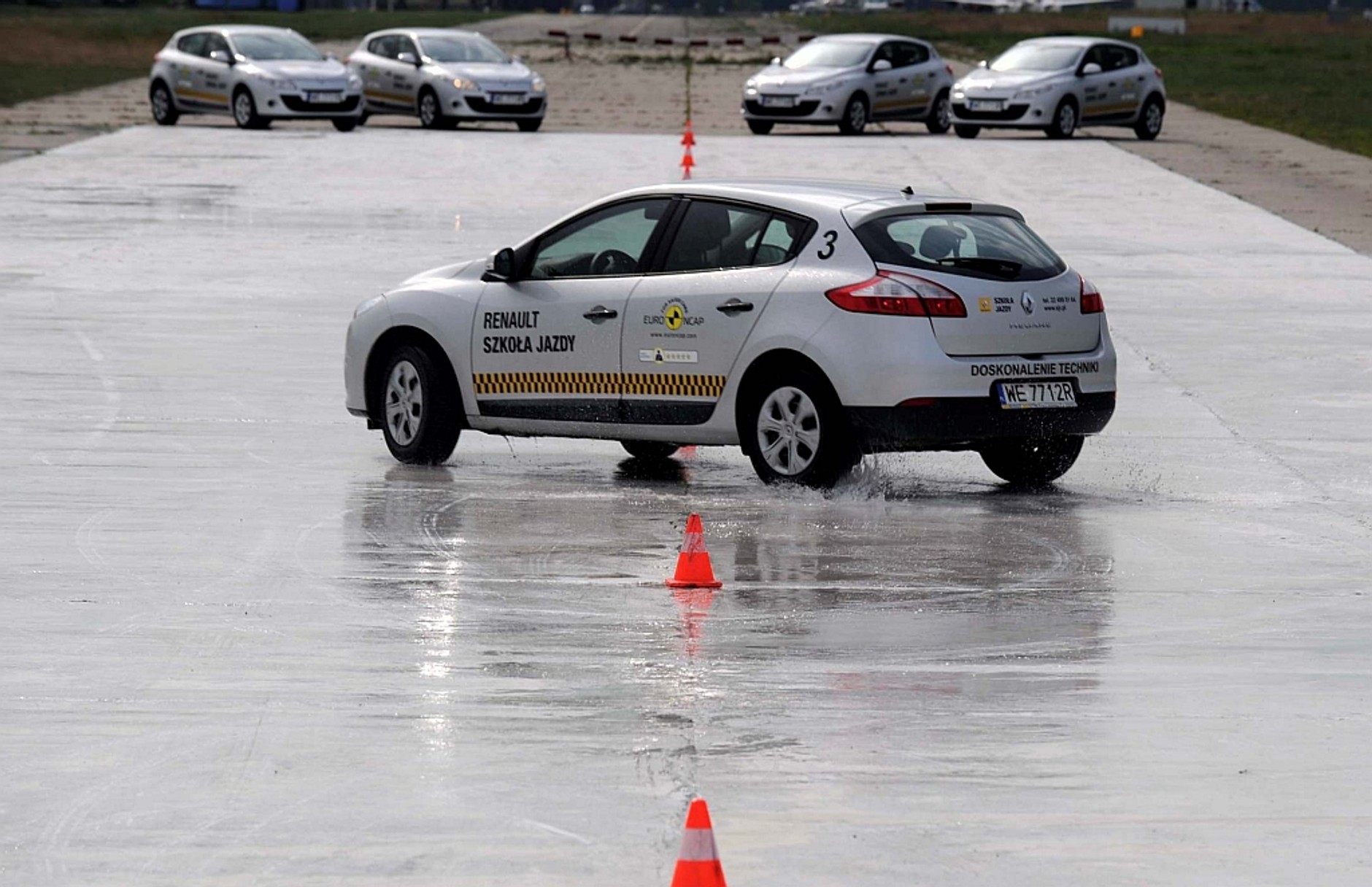 Pasy zapinaj również z tyłu