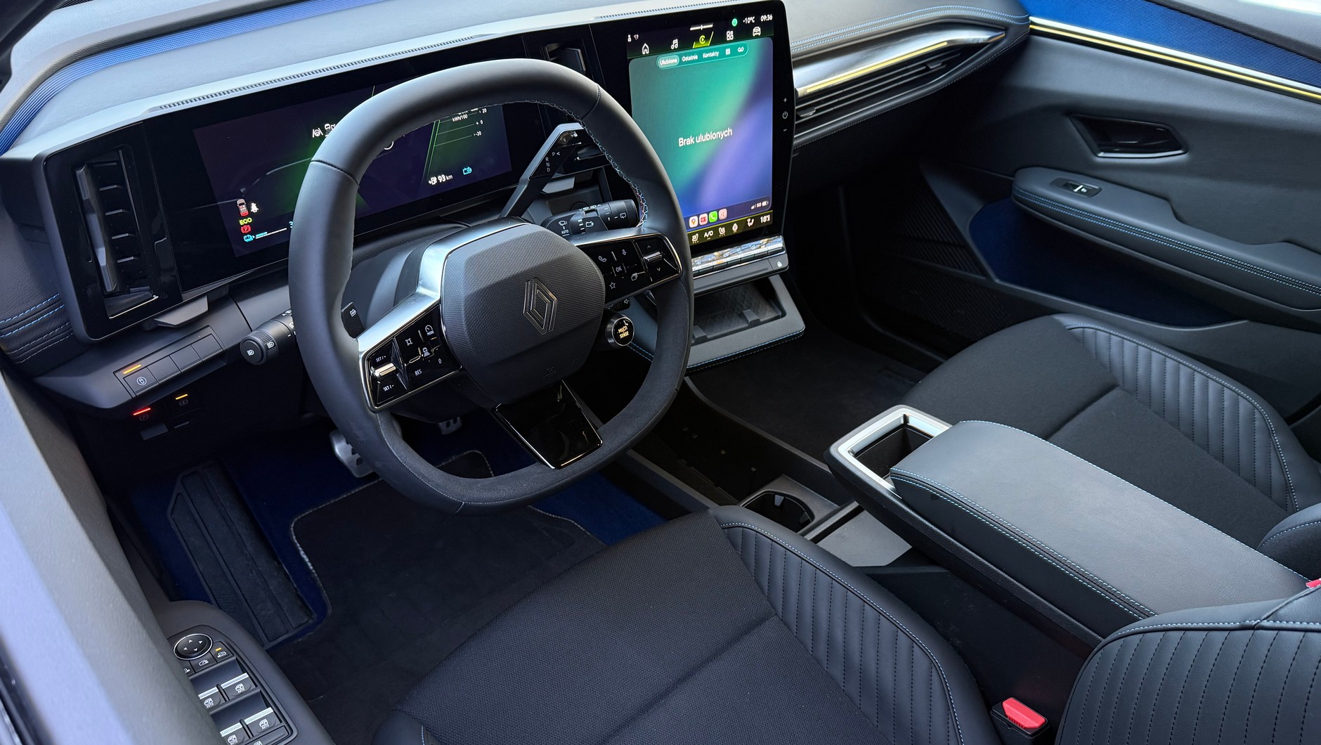 Renault Megane E-Tech esprit Alpine ma kokpit jednocześnie nowoczesny i wygodny, łatwy w obsłudze. To się rzadko ostatnio udaje