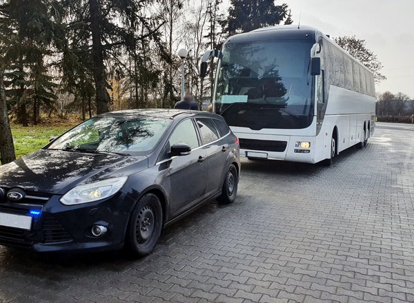 Kierowca autokaru zatrzymany przez nieoznakowany patrol ITD. Za to stanie przed sądem [WIDEO]