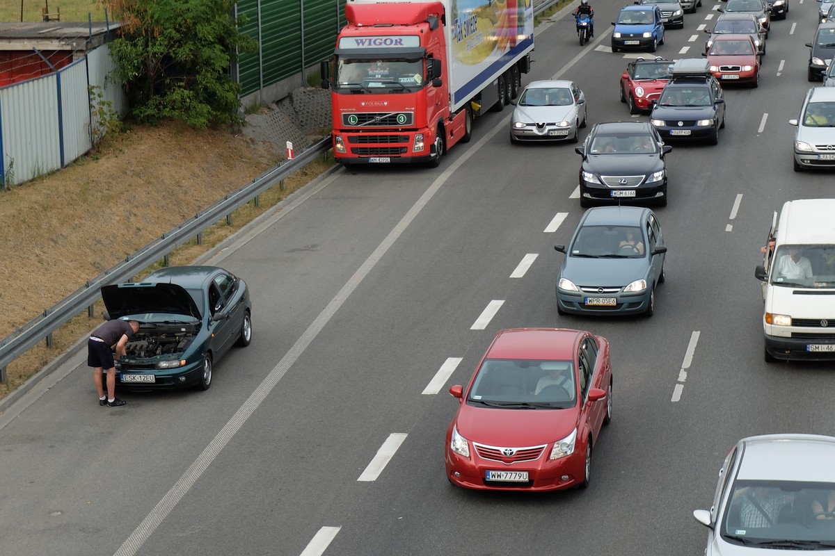 Zepsuł ci się samochód na autostradzie? Ten błąd kosztuje 300 zł