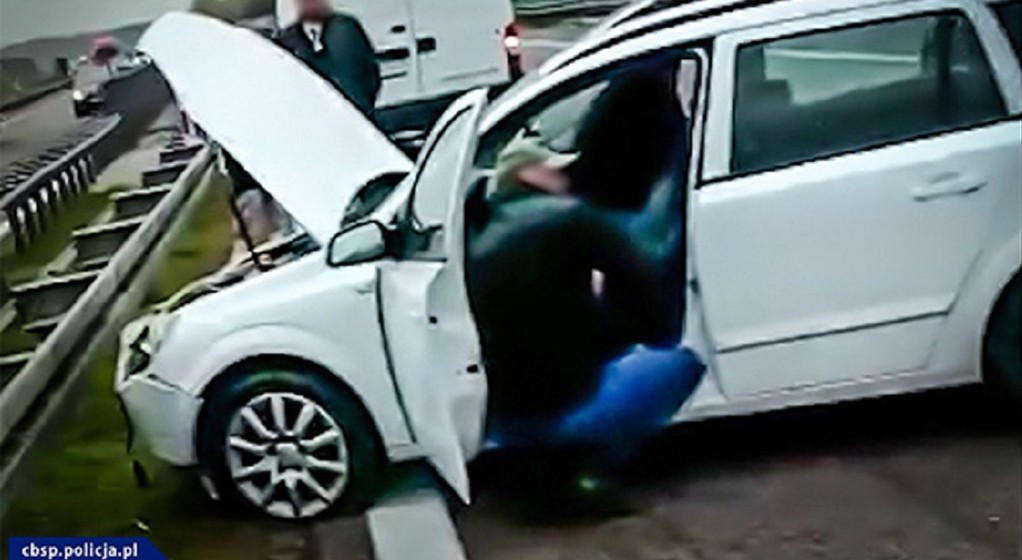 Policjanci z CBŚP udzielili pierwszej pomocy poszkodowanemu