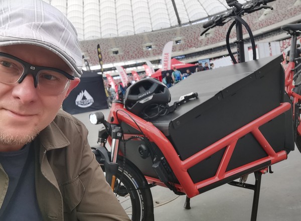 Elektryczny rower do wożenia dzieci albo bagażu. Czy to dobry sprzęt do miasta? Jeździłem i jestem pod wrażeniem