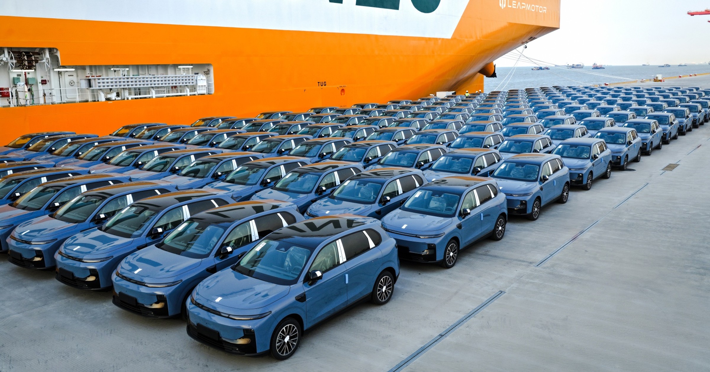 Chińskie auta Leapmotor B10 podczas załadunku na statek płynący do Europy