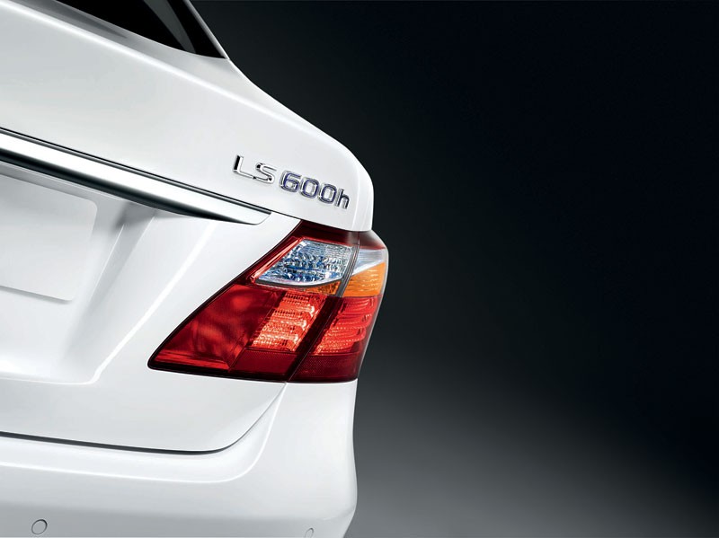 Lexus LS 600 h 2010: nowe akumulatory i więcej miejsca w bagażniku