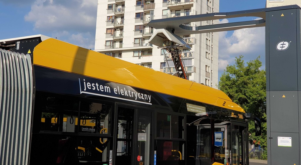 Ładowanie autobusu miejskiego
