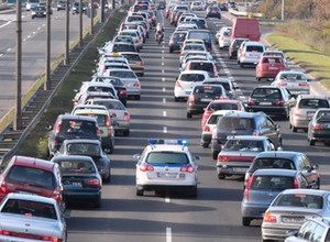 Rząd zaakceptował korytarz życia i jazdę na suwak. Jak robić to poprawnie?