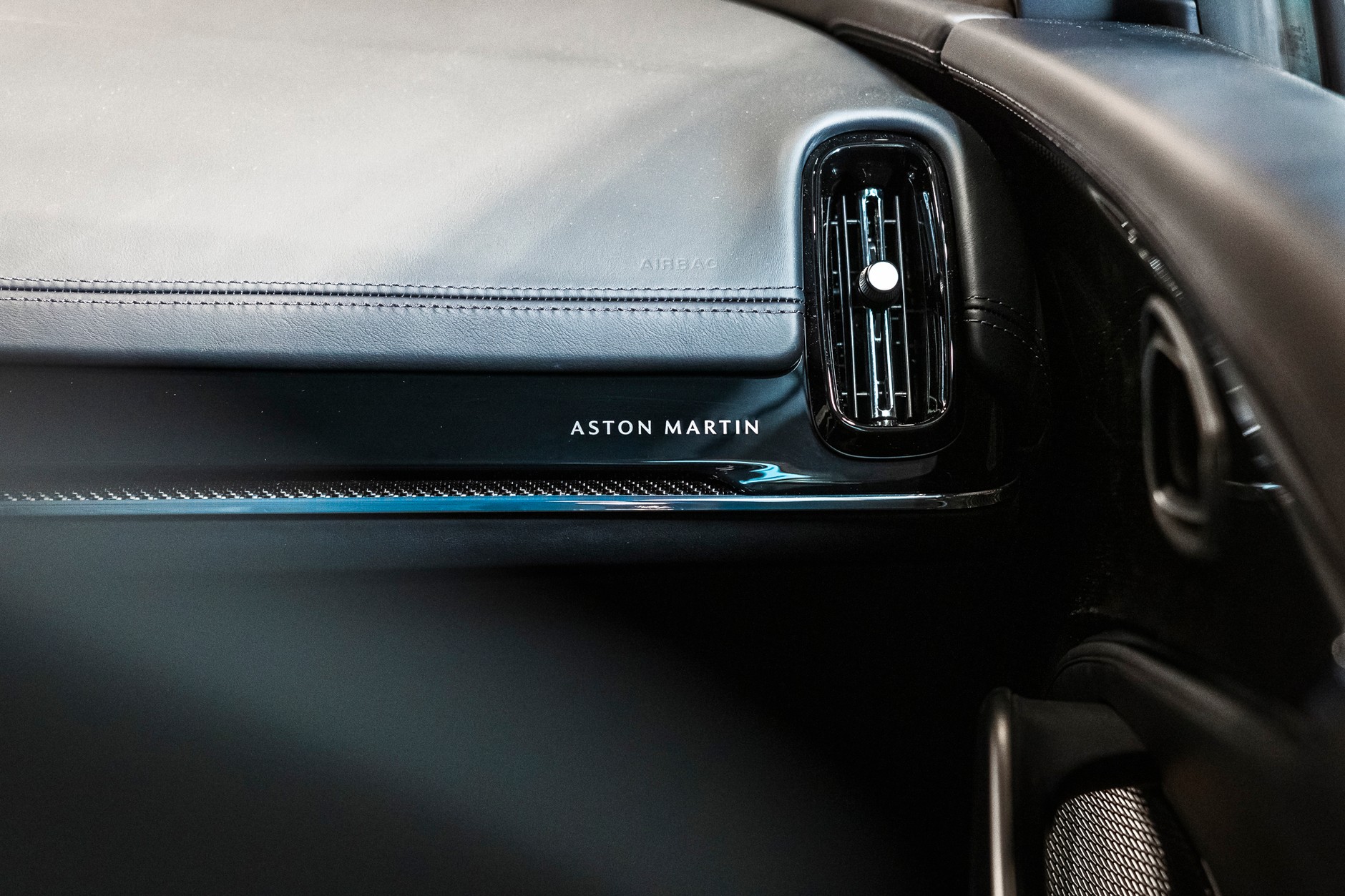 Aston Martin DBX S