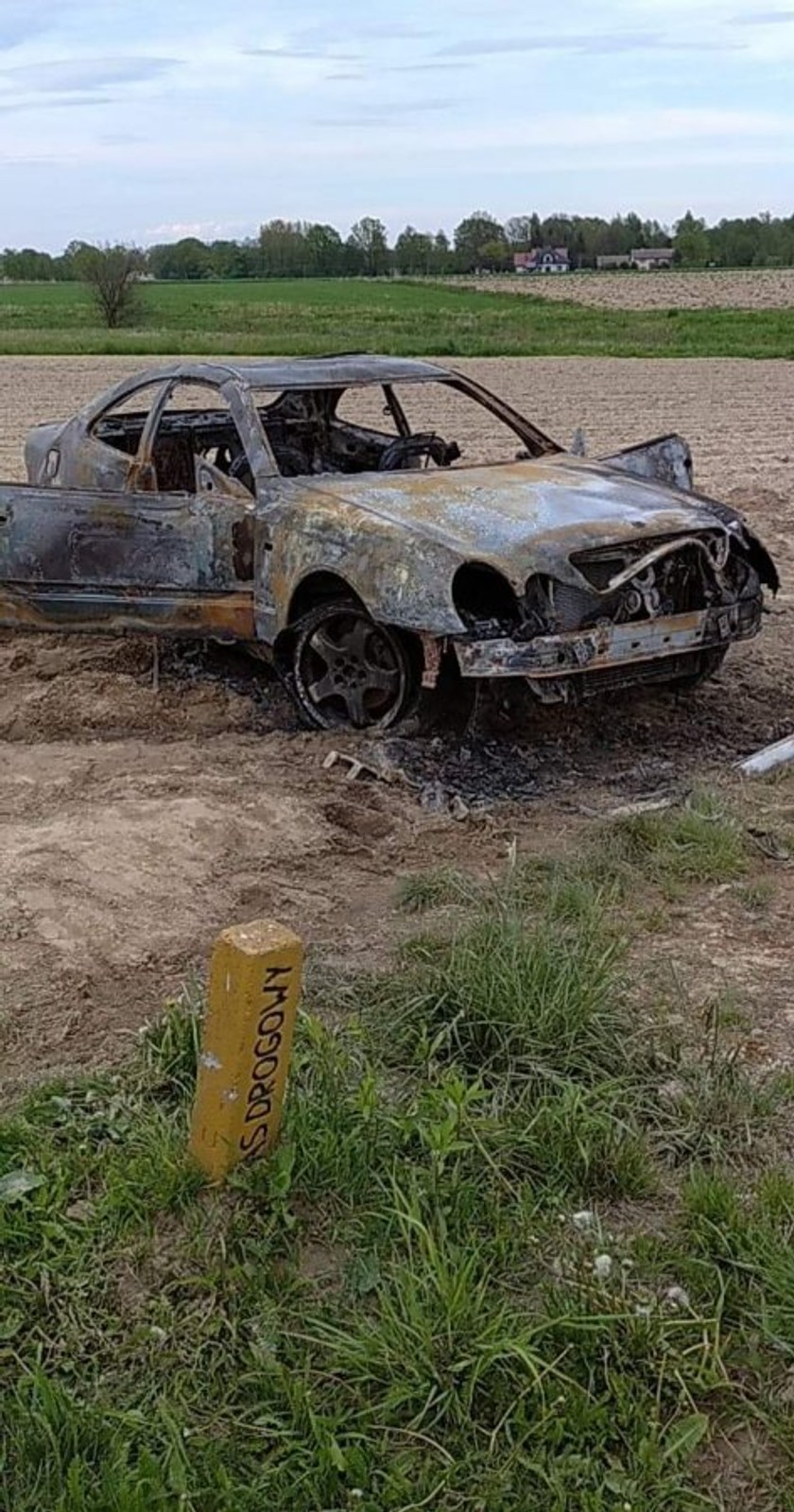 Bracia kręcili „bączki” do momentu aż Mercedes się spalił