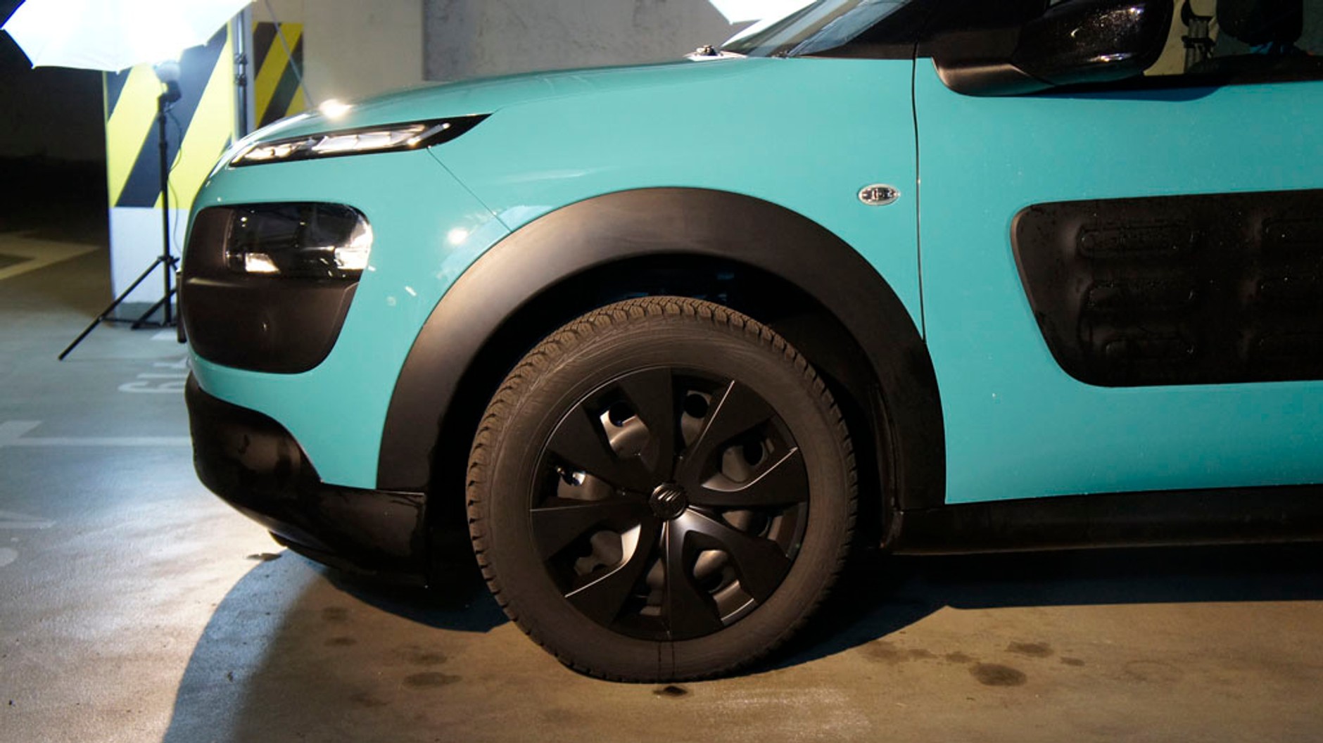 Jak zabezpieczyć auto przed uszkodzeniami lekieru?