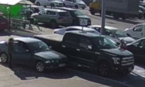 Obraz pochodzący z serwisu https://piaseczno.policja.gov.pl/pp1/aktualnosci/129486,Zdenerowal-sie-wiec-urwal-wycieraczke.html