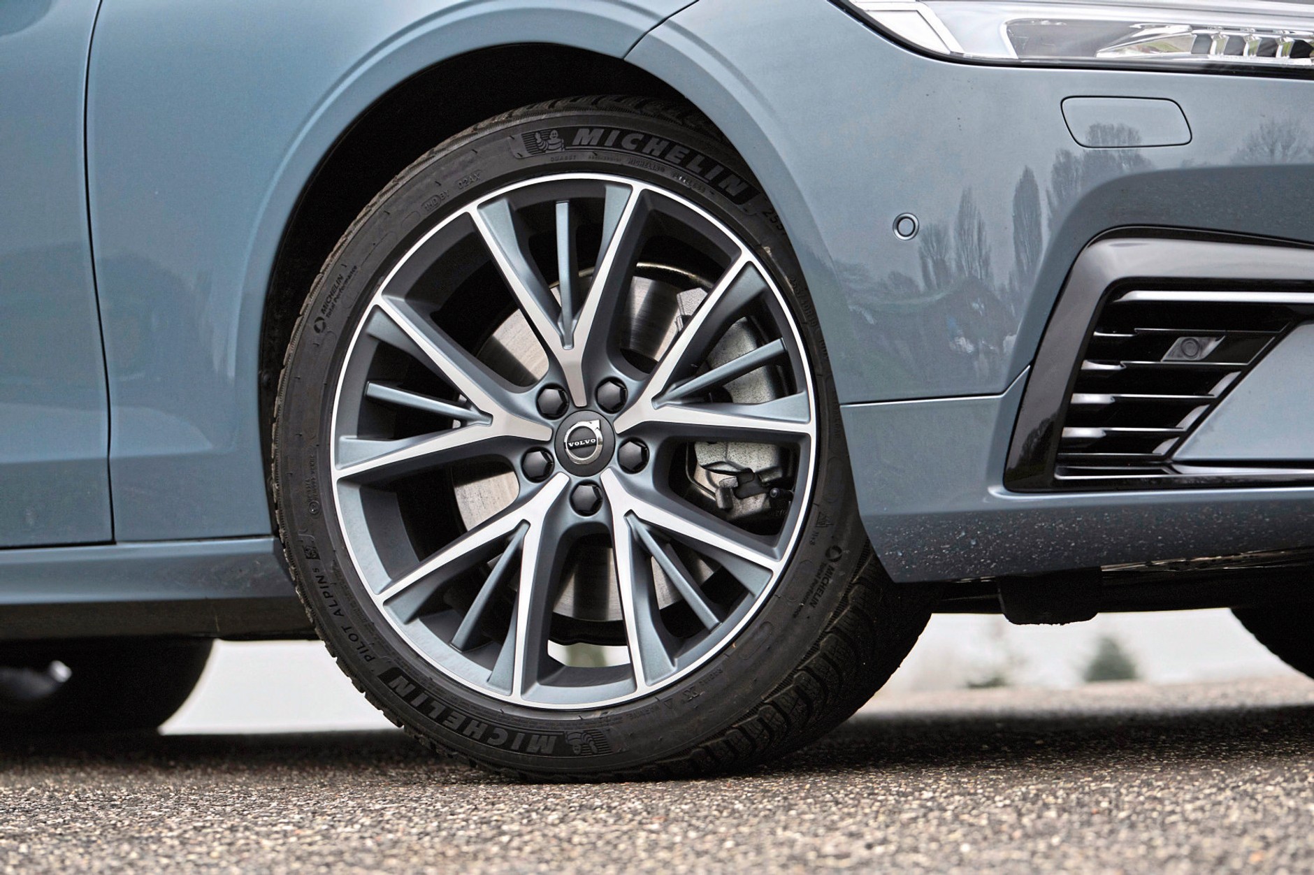 Mercedes E 400 e kontra Volvo S90 T8