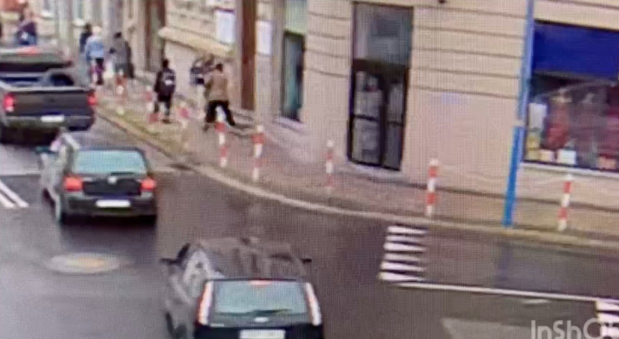 Dwie nastolatki na hulajnodze potrąciły seniorkę. Skończyło się w sądzie [WIDEO]