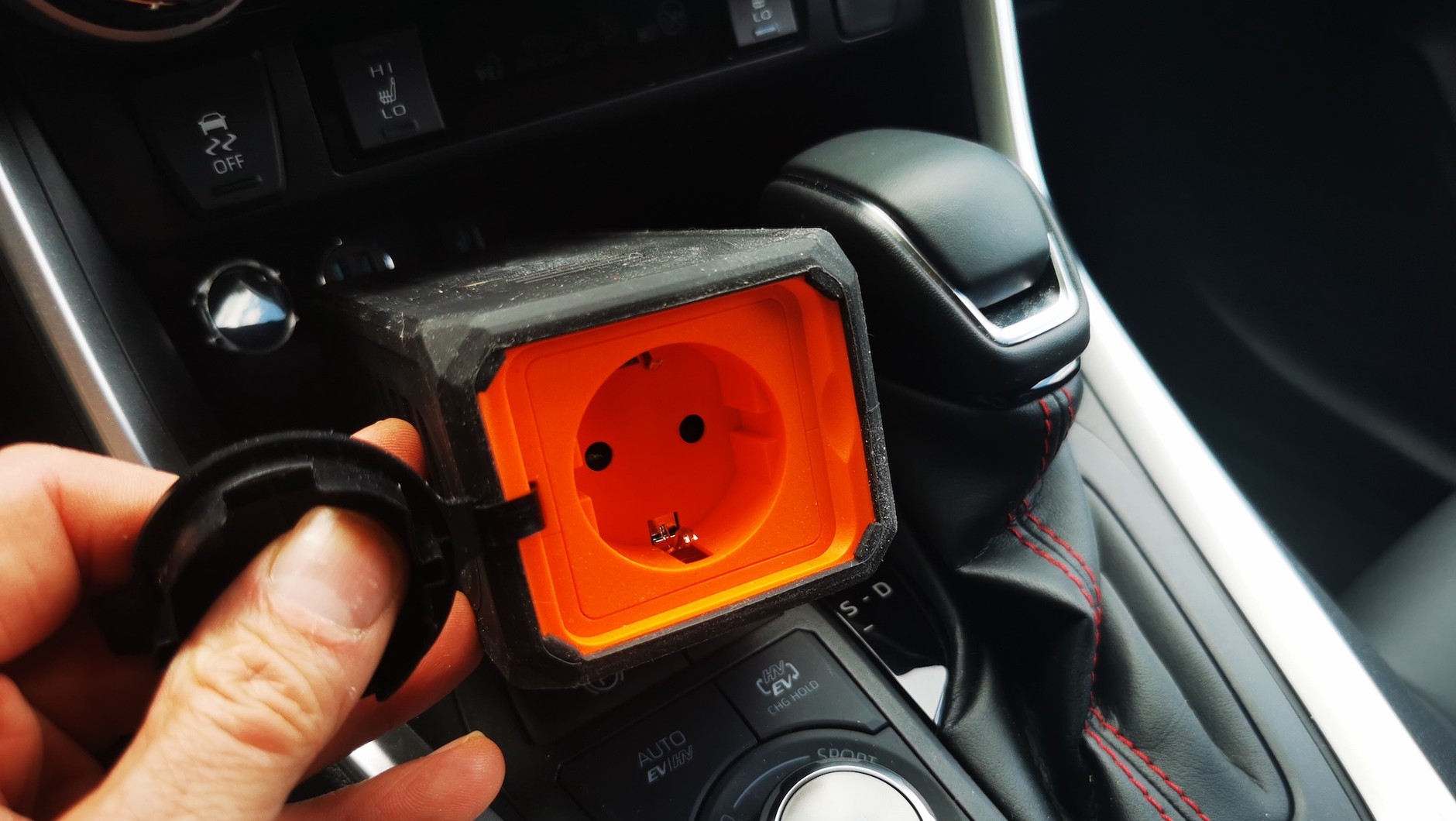 Gniazdko prądu zmiennego 230V może być bardzo przydatne, jeśli jednak jest możliwe użycie portu USB, top będzie to bardziej efektywne rozwiązanie