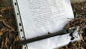 Kartka za wycieraczką pozostawionego samochodu. Po tygodniu zniknął z ulicy