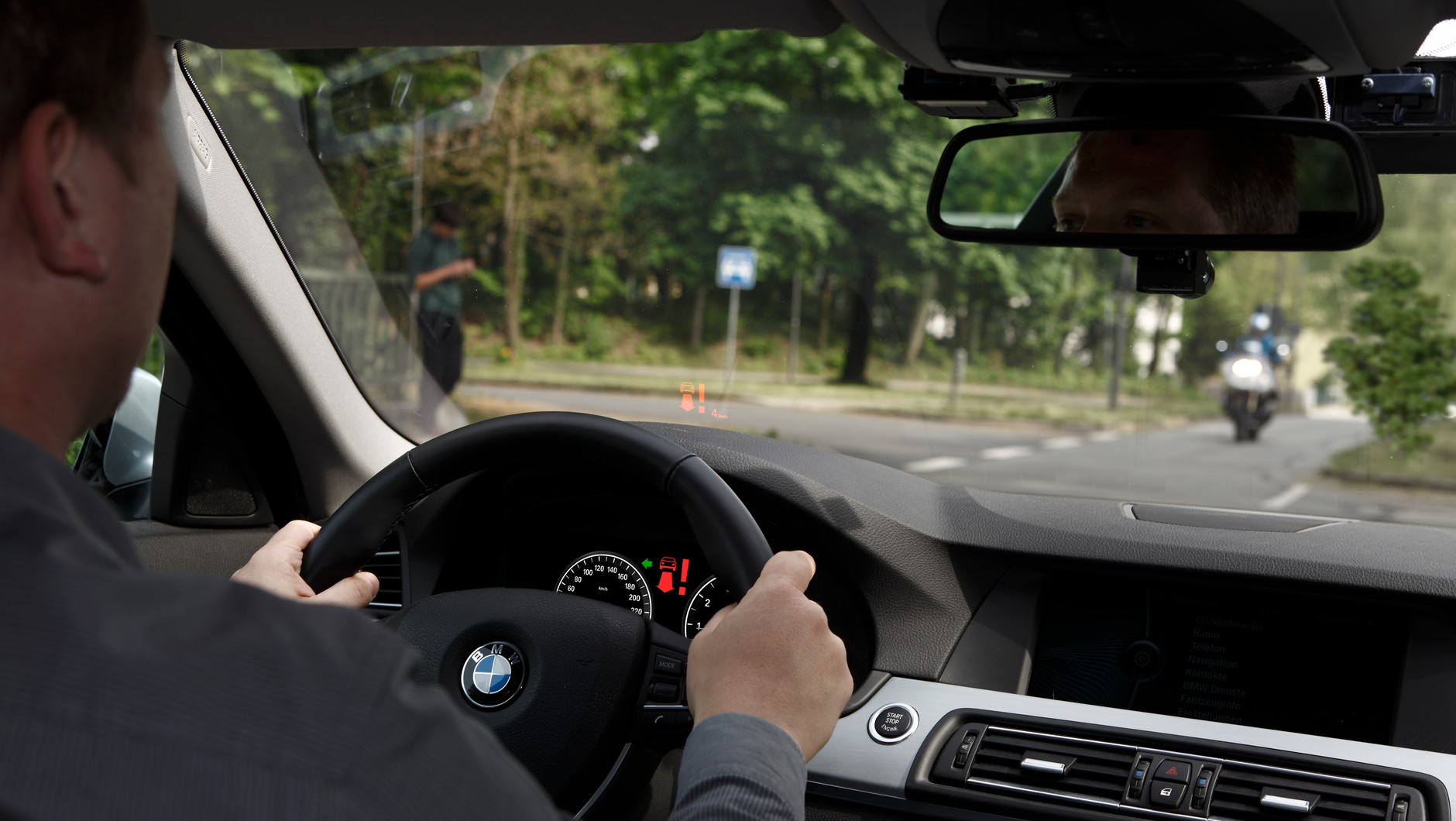 Bezpieczny skręt w lewo z BMW