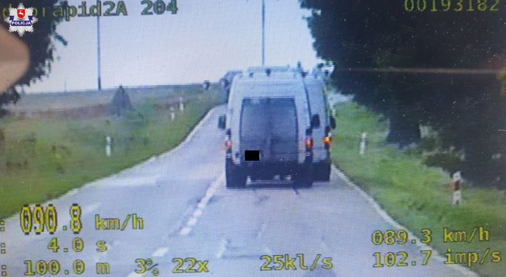 Holowanie busa przypłacił prawem jazdy. Policjanci musieli ich zatrzymać