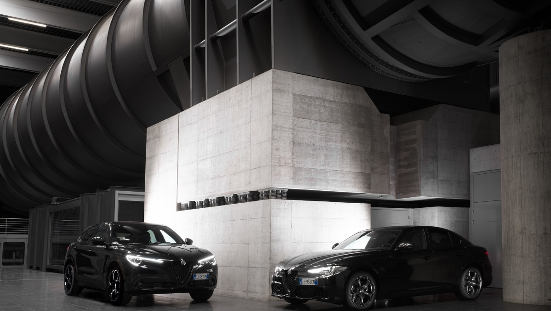 Alfa Romeo Stelvio i Giulia Estrema w siedzibie Saubera w Hinwil