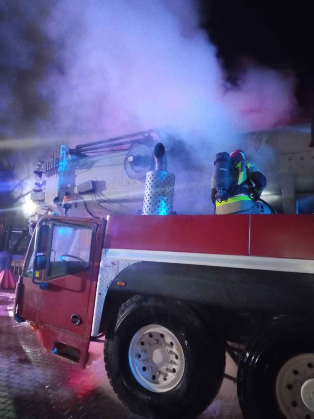 Pożar samojezdnego dźwigu na stacji paliw w Janowie
