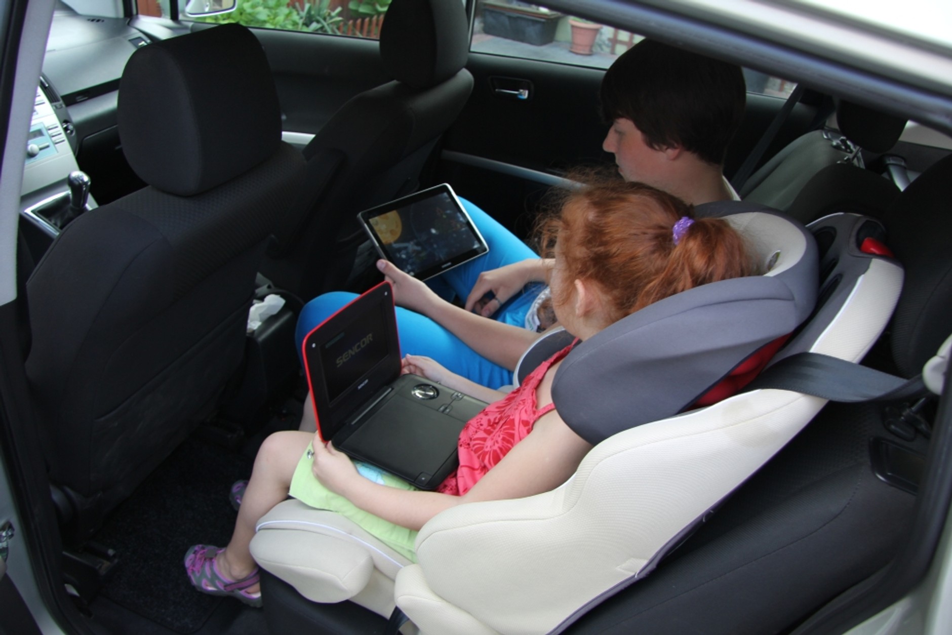 Alternatywa dla podwieszanych ekranów. Tablet albo przenośny odtwarzacz DVD.