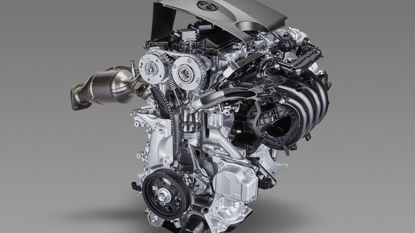 Dynamic Force: 2.0/2.5. Nowa rodzina silników dla kierowców szukających w hybrydach dynamiki. Systemy zbudowano na zupełnie nowych silnikach benzynowych o najwyższej efektywności cieplnej (41 proc.). Wsparte wydajniejszym systemem elektrycznym dają doskonałą dynamikę uzupełnioną wysoką elastycznością przy wyższych prędkościach. Dzięki wydajności obniża się zużycie paliwa – szczególnie podczas jazdy na autostradach (był to jeden ze słabych punktów poprzednich generacji hybryd). Rodzina Dynamic Force debiutuje w tym roku wraz z nowymi generacjami Corolli, RAV4 oraz Camry. Charakterystyczne cechy nowego silnika to rozrząd DVVT/VVT-iE – zmienne fazy na obu wałkach i elektryczne sterowanie modulacją po stronie ssącej. Pojawił się podwójny wtrysk oraz elektryczny napęd pompy oleju i cieczy chłodzącej.