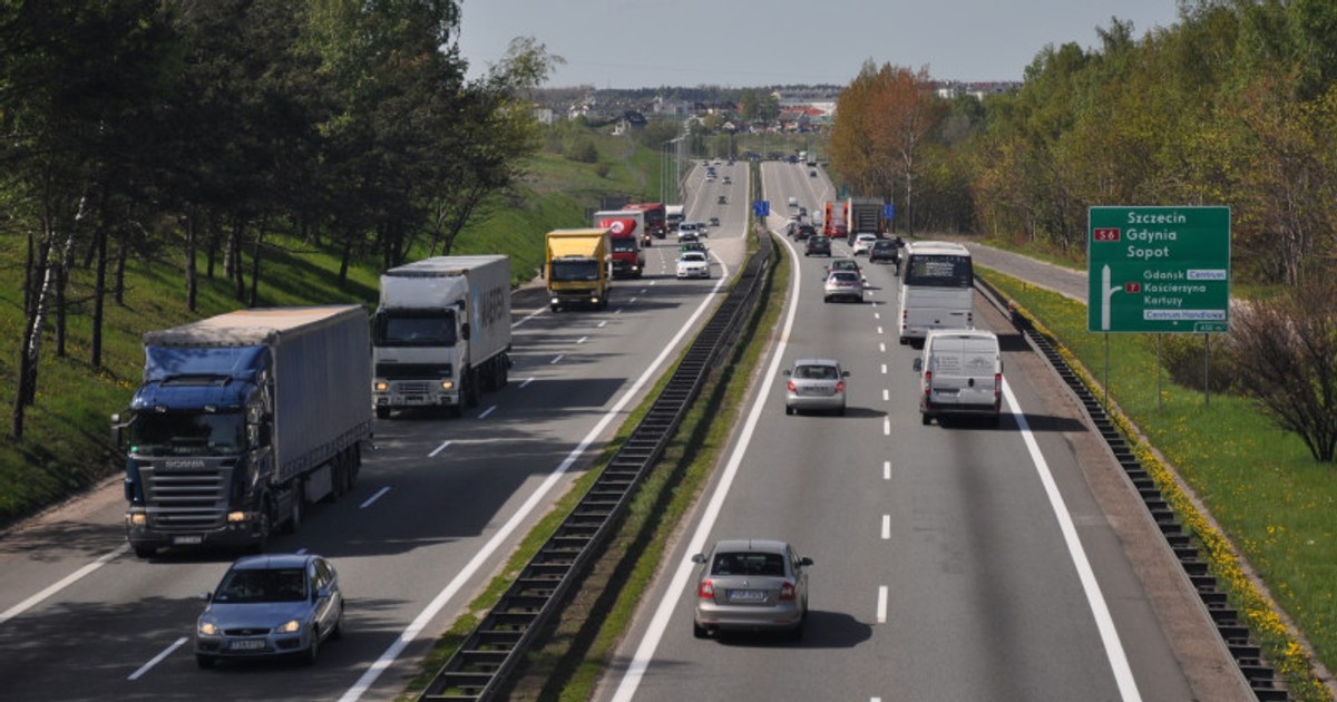 Ministerstwo tłumaczy, że wynika potrzeba zawieszenia obowiązywania okresowych ograniczeń oraz zakazu ruchu niektórych rodzajów pojazdów na drogach