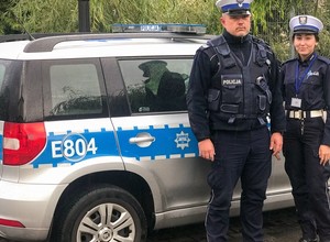 Pędził na motocyklu, nie zważając na przepisy. Dostał eskortę policji