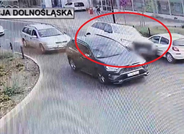 Kradzionym SUV-em Audi rozbił siedem innych samochodów [Nagranie]