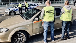 Straż Graniczna sprawdziła kierowców Ubera i Bolta przed lotniskiem Chopina. Aresztowano cztery osoby