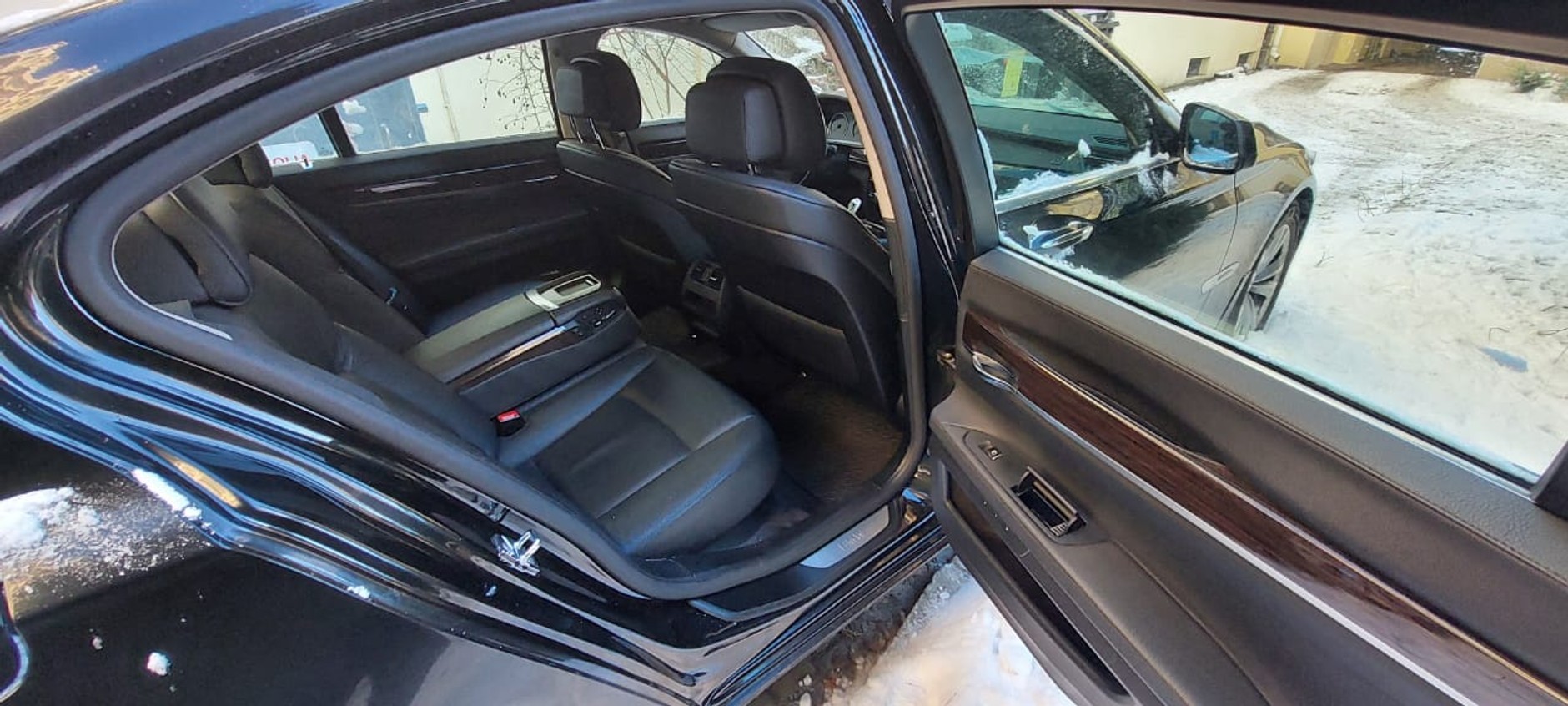 BMW 740i sprzedawane przez polską ambasadę w Kijowie