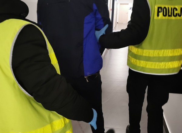 Taksówkarz kradł tablice rejestracyjne i paliwo na stacjach. Teraz grozi mu więzienie