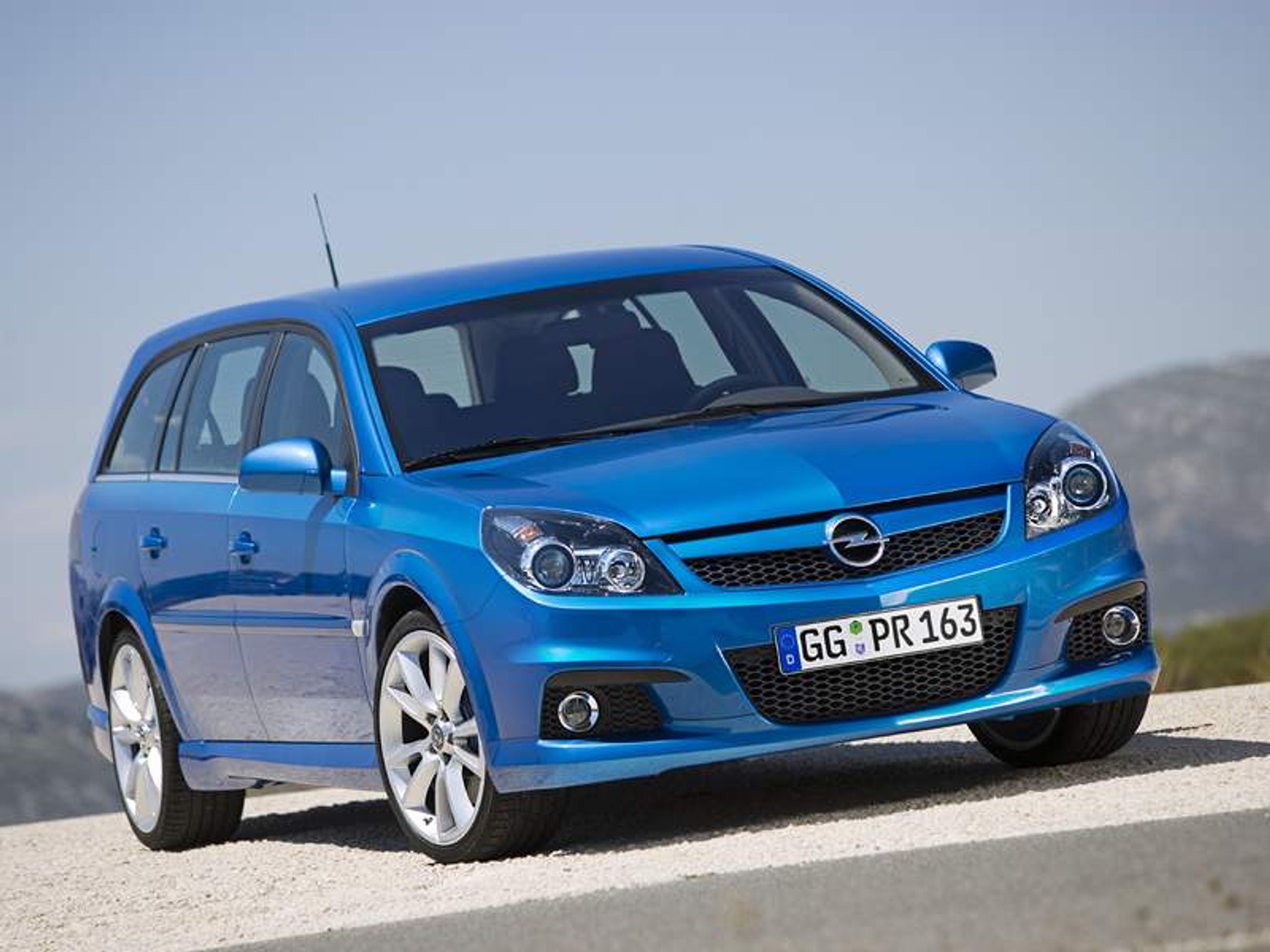 Opel Vectra OPC: mocniej, ale wolniej