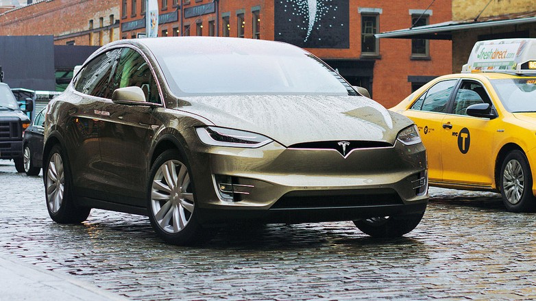 Tesla Model X - skrzydalty ekoanioł