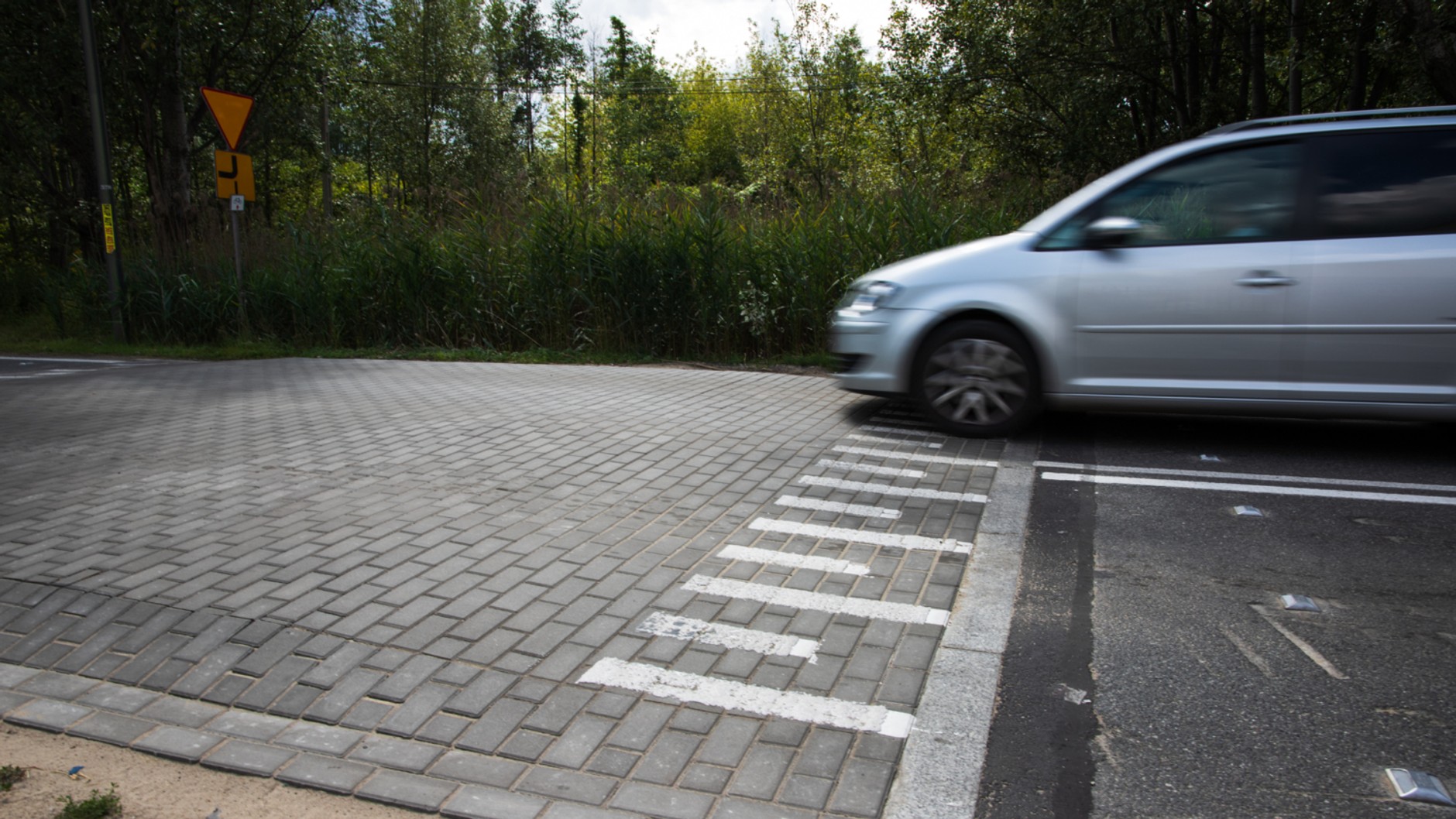 Próg sinusoidalny (próg zwalniający).