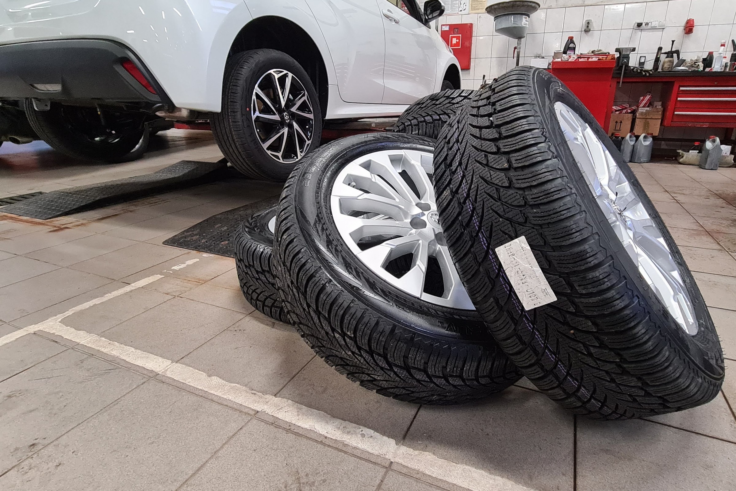 Dlaczego to najlepszy czas na wymianę opon? Bądź mądry przed śniegiem i mrozem